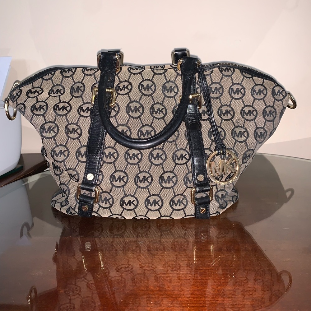 MICHAEL KORS PURSE GRY/BLK EMBLEM PRINT